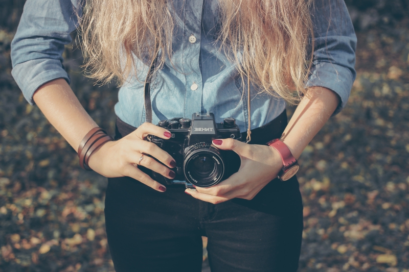 photographe-EVENOS-min_hand-person-girl-woman-camera-photography-614-pxhere.com